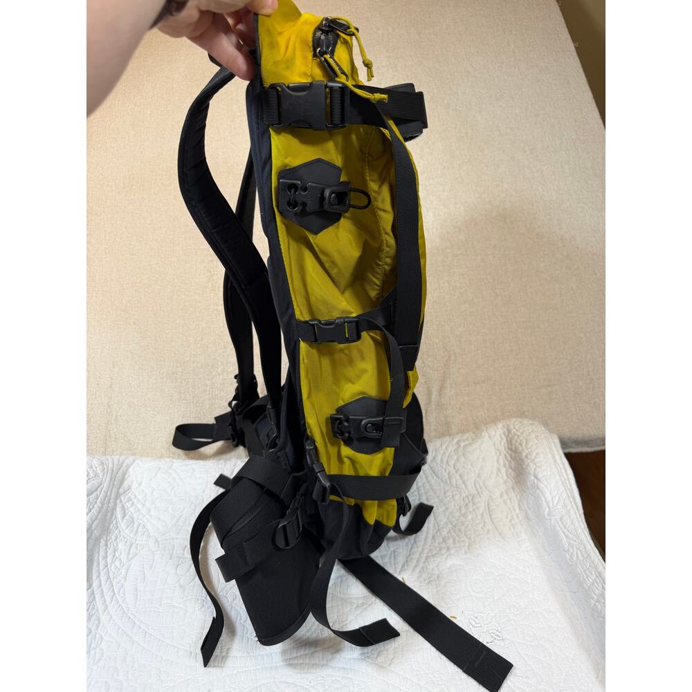 Arc'teryx M20 Yellow Black Ski Snowboard Backpack Alpine Pack Durable Outdoor - Picture 16 of 16